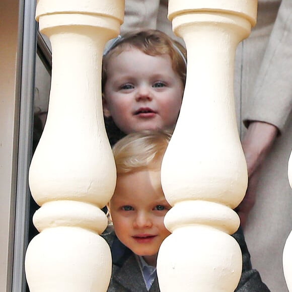 Jacques et Gabriella observent... La princesse Charlene et le prince Albert II de Monaco au balcon du palais princier lors de la procession de la fête de sainte Dévote à Monaco le 27 janvier 2017. Le prince Jacques et la princesse Gabriella étaient avec eux. © Jean-Charles Vinaj/Pool restreint Monaco/Bestimage