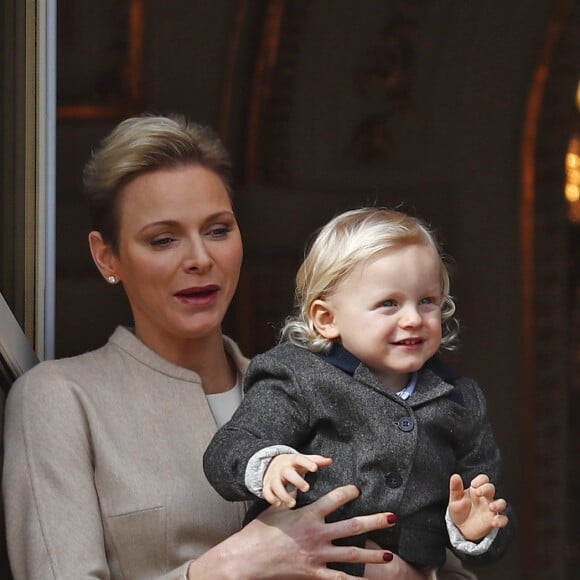 La princesse Charlene et le prince Albert II de Monaco au balcon du palais princier lors de la procession de la fête de sainte Dévote à Monaco le 27 janvier 2017. Le prince Jacques et la princesse Gabriella étaient avec eux. © Jean-Charles Vinaj/Pool restreint Monaco/Bestimage