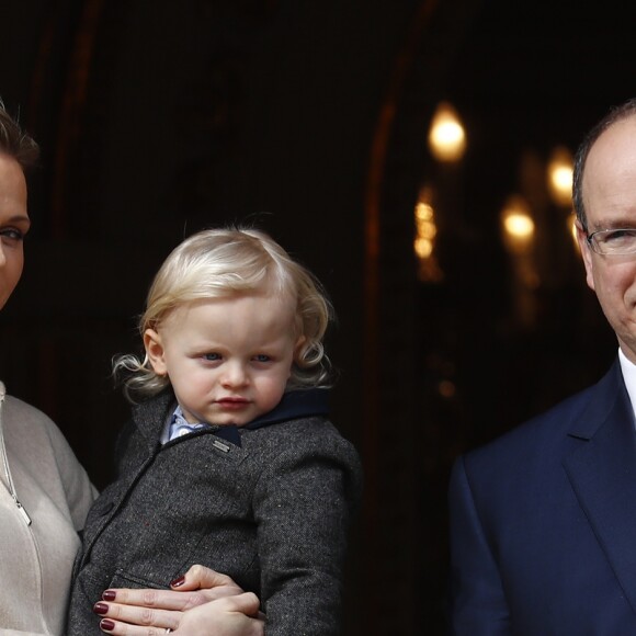 La princesse Charlene et le prince Albert II de Monaco au balcon du palais princier lors de la procession de la fête de sainte Dévote à Monaco le 27 janvier 2017. Le prince Jacques et la princesse Gabriella étaient avec eux. © Jean-Charles Vinaj/Pool restreint Monaco/Bestimage