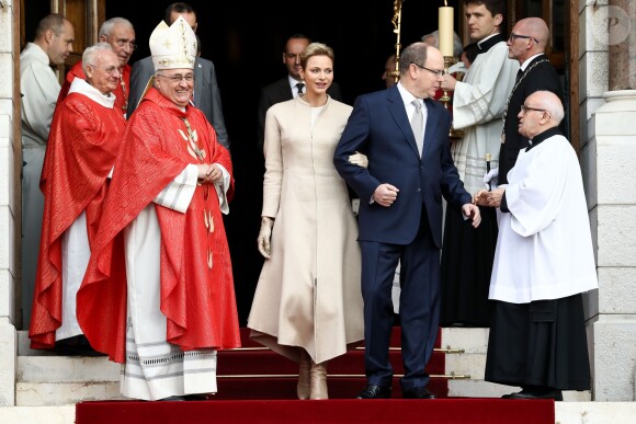 Le prince Albert II de Monaco et la princesse Charlene devant la cathédrale de Monaco au matin de la messe de la fête de sainte Dévote à Monaco, le 27 janvier 2017. © Olivier Huitel/Pool restreint Monaco/Bestimage