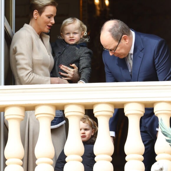 La princesse Charlene et le prince Albert II de Monaco au balcon du palais princier lors de la procession de la fête de sainte Dévote à Monaco le 27 janvier 2017. Le prince Jacques et la princesse Gabriella étaient avec eux. © Olivier Huitel / Pool restreint Monaco / Bestimage