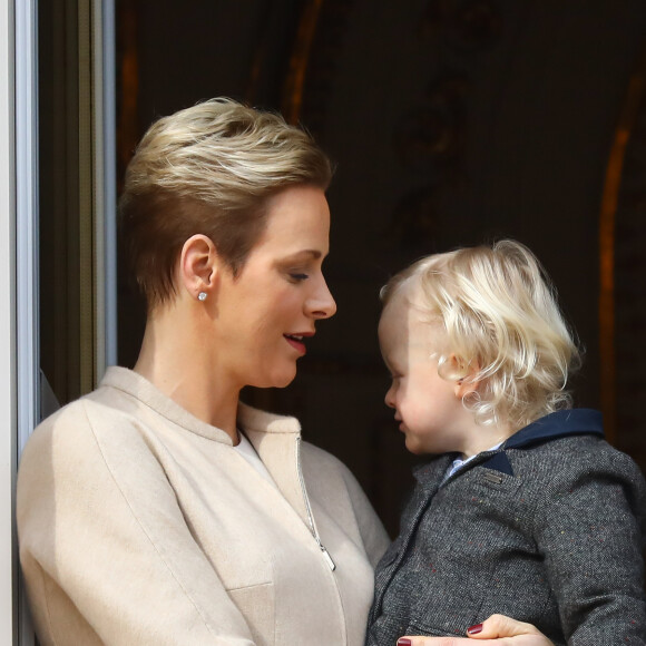 La princesse Charlene et le prince Albert II de Monaco au balcon du palais princier lors de la procession de la fête de sainte Dévote à Monaco le 27 janvier 2017. Le prince Jacques et la princesse Gabriella étaient avec eux. © Olivier Huitel / Pool restreint Monaco / Bestimage