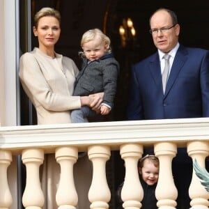 La princesse Charlene et le prince Albert II de Monaco au balcon du palais princier lors de la procession de la fête de sainte Dévote à Monaco le 27 janvier 2017. Le prince Jacques et la princesse Gabriella étaient avec eux. © Olivier Huitel / Pool restreint Monaco / Bestimage