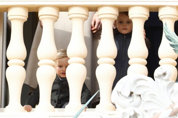La princesse Charlene et le prince Albert II de Monaco au balcon du palais princier lors de la procession de la fête de sainte Dévote à Monaco le 27 janvier 2017. Le prince Jacques et la princesse Gabriella étaient avec eux. © Olivier Huitel / Pool restreint Monaco / Bestimage