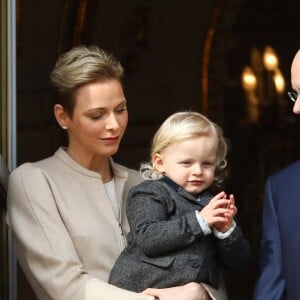 La princesse Charlene et le prince Albert II de Monaco au balcon du palais princier lors de la procession de la fête de sainte Dévote à Monaco le 27 janvier 2017. Le prince Jacques et la princesse Gabriella étaient avec eux. © Olivier Huitel / Pool restreint Monaco / Bestimage