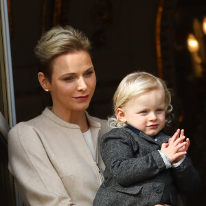 La princesse Charlene et le prince Albert II de Monaco au balcon du palais princier lors de la procession de la fête de sainte Dévote à Monaco le 27 janvier 2017. Le prince Jacques et la princesse Gabriella étaient avec eux. © Olivier Huitel / Pool restreint Monaco / Bestimage
