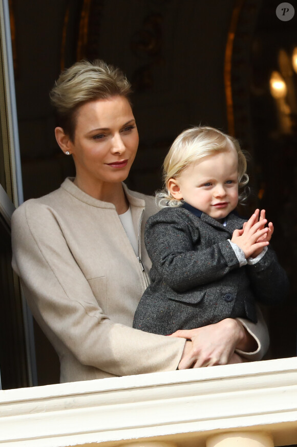 La princesse Charlene et le prince Albert II de Monaco au balcon du palais princier lors de la procession de la fête de sainte Dévote à Monaco le 27 janvier 2017. Le prince Jacques et la princesse Gabriella étaient avec eux. © Olivier Huitel / Pool restreint Monaco / Bestimage