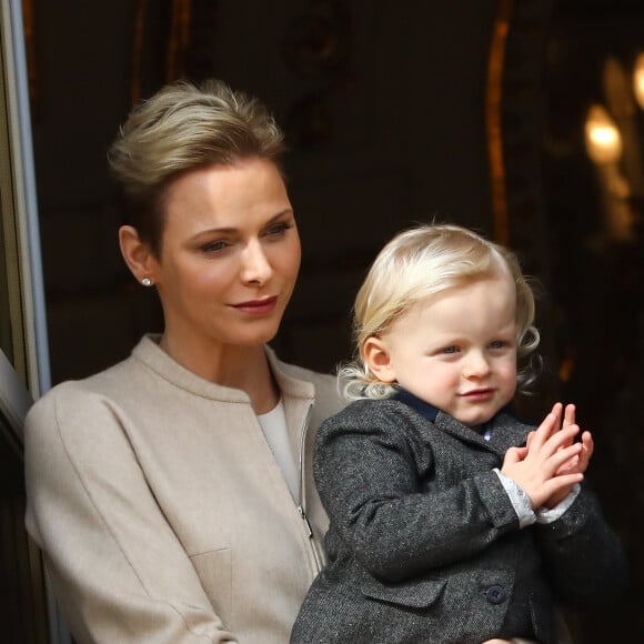 La princesse Charlene et le prince Albert II de Monaco au balcon du palais princier lors de la procession de la fête de sainte Dévote à Monaco le 27 janvier 2017. Le prince Jacques et la princesse Gabriella étaient avec eux. © Olivier Huitel / Pool restreint Monaco / Bestimage