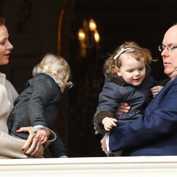 Difficile de maintenir l'attention de Jacques et Gabriella en même temps ! La princesse Charlene et le prince Albert II de Monaco au balcon du palais princier lors de la procession de la fête de sainte Dévote à Monaco le 27 janvier 2017. Le prince Jacques et la princesse Gabriella étaient avec eux. © Olivier Huitel / Pool restreint Monaco / Bestimage