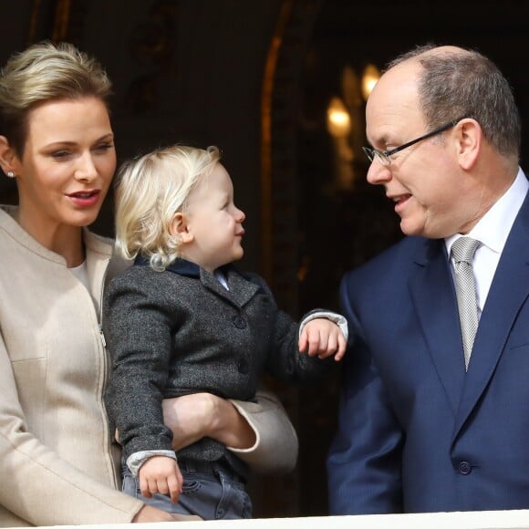 Moment de complicité entre le prince héréditaire Jacques et le prince Albert. La princesse Charlene et le prince Albert II de Monaco au balcon du palais princier lors de la procession de la fête de sainte Dévote à Monaco le 27 janvier 2017. Le prince Jacques et la princesse Gabriella étaient avec eux. © Olivier Huitel / Pool restreint Monaco / Bestimage