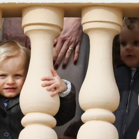 La princesse Charlene et le prince Albert II de Monaco au balcon du palais princier lors de la procession de la fête de sainte Dévote à Monaco le 27 janvier 2017. Le prince Jacques et la princesse Gabriella étaient avec eux. © Olivier Huitel / Pool restreint Monaco / Bestimage