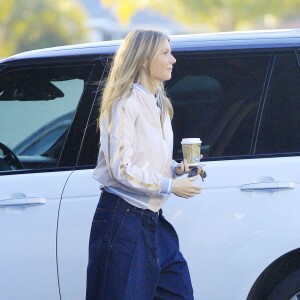 Exclusif - Gwyneth Paltrow est allée acheter un café à emporter à Brentwood, le 26 janvier 2017