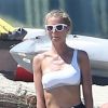 Exclusif - Gwyneth Paltrow profite d'une belle journée ensoleillée avec des amis sur une plage à Cabo San Lucas. Gwyneth fête ses 44 ans. Le 27 septembre 2016
