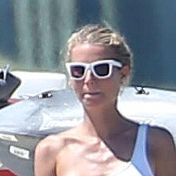 Exclusif - Gwyneth Paltrow profite d'une belle journée ensoleillée avec des amis sur une plage à Cabo San Lucas. Gwyneth fête ses 44 ans. Le 27 septembre 2016