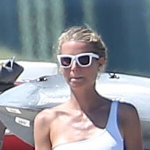 Exclusif -  Gwyneth Paltrow profite d'une belle journée ensoleillée avec des amis sur une plage à Cabo San Lucas. Gwyneth fête ses 44 ans. Le 27 septembre 2016