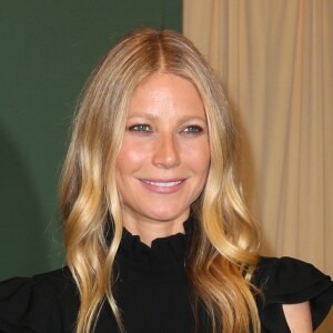 Gwyneth Paltrow dédicace son livre "Its All Easy" à la librairie "Barnes & Noble" à New York, le 12 avril 2016.