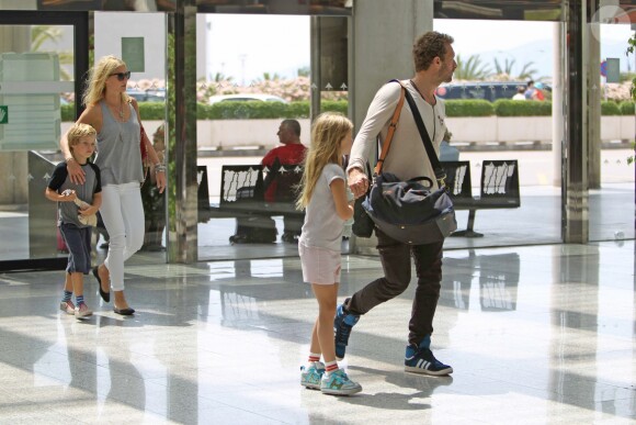 Exclusif - Gwyneth Paltrow, Chris Martin et leurs enfants Apple et Moses quittent l'ile de Majorque en Espagne apres quelque jours de vacances dans la maison de l'acteur Americain Michael Douglas le 14 juillet 2013