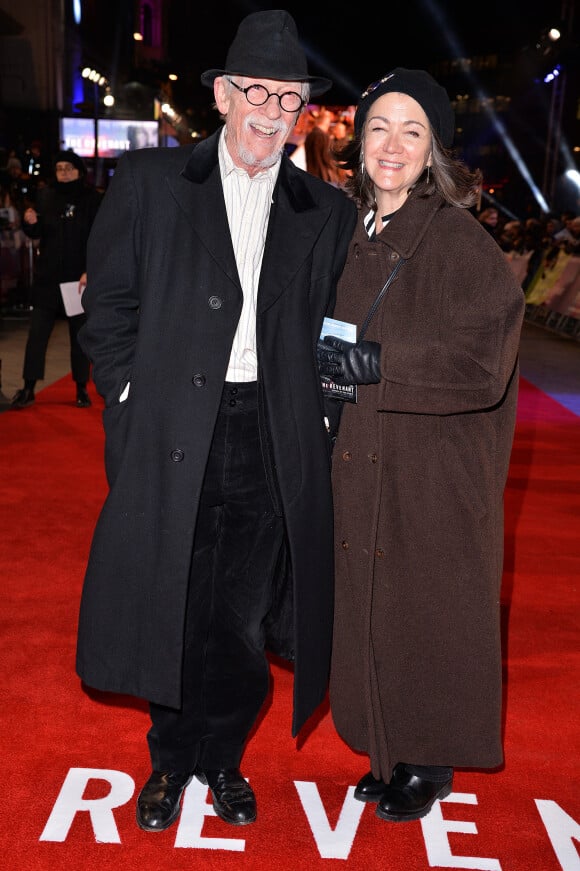 John Hurt et sa femme Anwen Rees-Myers lors de l'avant-première de The Revenant à Londres le 14 janvier 2016. L'acteur britannique, fameux pour ses rôles dans Midnight Express, Alien, Elephant Man ou encore Harry Potter, est mort le 25 janvier 2017 à son domicile dans le Norfolk, des suites d'un cancer du pancréas.