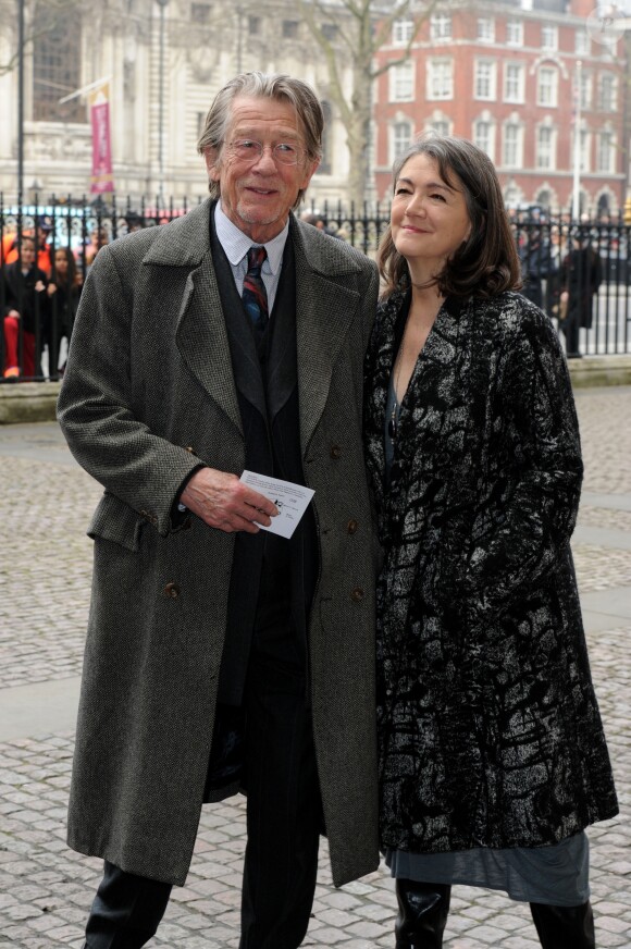 John Hurt et sa femme Anwen lors de la messe à la mémoire de Lord Attenborough à l'Abbaye de Westminster le 17 mars 2015. L'acteur britannique, fameux pour ses rôles dans Midnight Express, Alien, Elephant Man ou encore Harry Potter, est mort le 25 janvier 2017 à son domicile dans le Norfolk, des suites d'un cancer du pancréas.