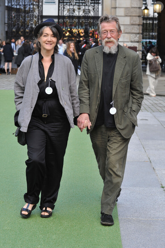 John Hurt et sa femme Anwen Rees-Myers au vernissage de l'exposition d'été de la Royal Academy of Arts à Londres le 4 juin 2014. L'acteur britannique, fameux pour ses rôles dans Midnight Express, Alien, Elephant Man ou encore Harry Potter, est mort le 25 janvier 2017 à son domicile dans le Norfolk, des suites d'un cancer du pancréas.