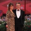 John Hurt et sa femme Anwen sur le tapis rouge de la Mostra de Venise le 5 septembre 2011. L'acteur britannique, fameux pour ses rôles dans Midnight Express, Alien, Elephant Man ou encore Harry Potter, est mort le 25 janvier 2017 à son domicile dans le Norfolk, des suites d'un cancer du pancréas.