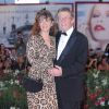John Hurt et sa femme Anwen sur le tapis rouge de la Mostra de Venise le 5 septembre 2011. L'acteur britannique, fameux pour ses rôles dans Midnight Express, Alien, Elephant Man ou encore Harry Potter, est mort le 25 janvier 2017 à son domicile dans le Norfolk, des suites d'un cancer du pancréas.