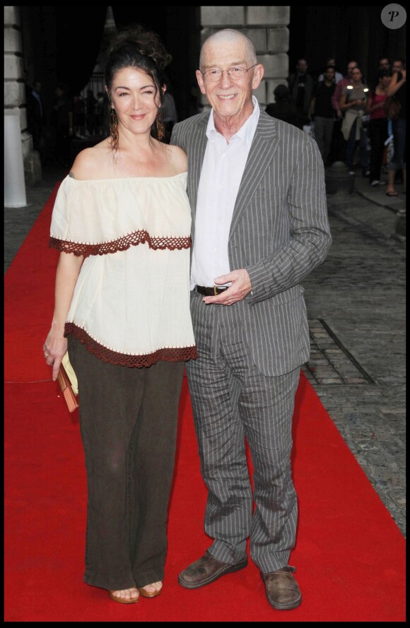 John Hurt et sa femme Anwen à la première de Hellboy 2 à Londres en août 2008. L'acteur britannique, fameux pour ses rôles dans Midnight Express, Alien, Elephant Man ou encore Harry Potter, est mort le 25 janvier 2017 à son domicile dans le Norfolk, des suites d'un cancer du pancréas.