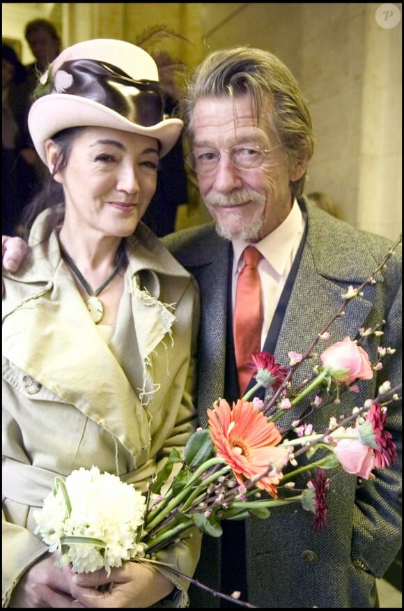 Exclusif - John Hurt et Anwen Rees-Myers lors de leur mariage civil à Londres en février 2015. L'acteur britannique, fameux pour ses rôles dans Midnight Express, Alien, Elephant Man ou encore Harry Potter, est mort le 25 janvier 2017 à son domicile dans le Norfolk, des suites d'un cancer du pancréas.