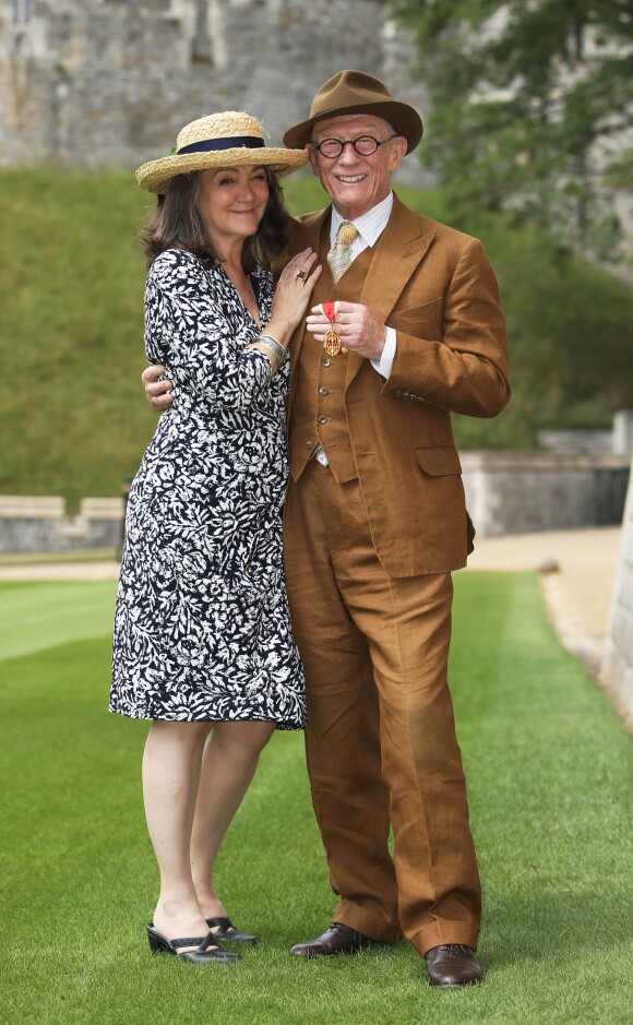 <p>John Hurt et sa femme Anwen Rees-Myers le 17 juillet 2015 au château de Windsor, après que l'acteur britannique a été anobli par la reine Elizabeth II. Sir John Hurt, fameux pour ses rôles dans Midnight Express, Alien, Elephant Man ou encore Harry Potter, est mort le 25 janvier 2017 à son domicile dans le Norfolk, des suites d'un cancer du pancréas.</p>