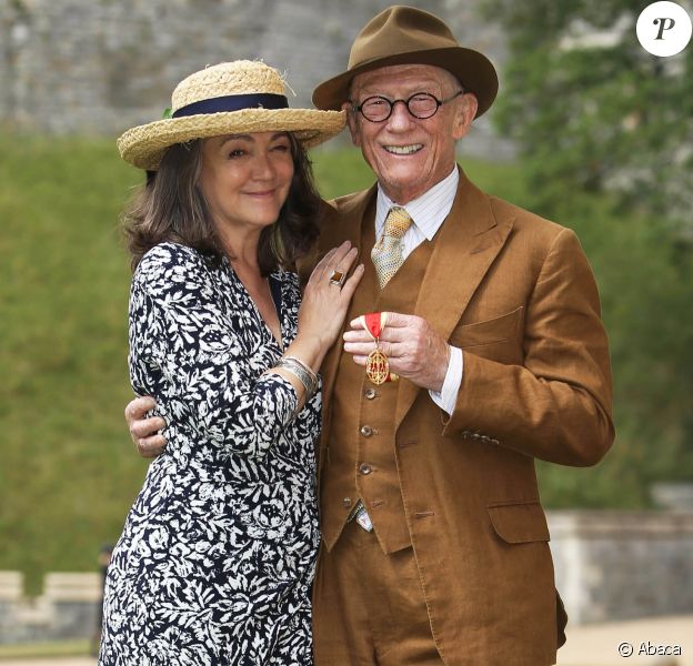 John Hurt et sa femme Anwen Rees-Myers le 17 juillet 2015 au château de Windsor, après que l'acteur britannique a été anobli par la reine Elizabeth II. Sir John Hurt, fameux pour ses rôles dans Midnight Express, Alien, Elephant Man ou encore Harry Potter, est mort le 25 janvier 2017 à son domicile dans le Norfolk, des suites d'un cancer du pancréas.