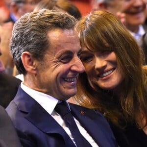 Nicolas Sarkozy et sa femme Carla Bruni-Sarkozy très complices lors d'un meeting à Marseille, le 27 octobre 2016.