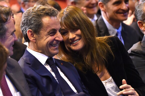 Nicolas Sarkozy et sa femme Carla Bruni-Sarkozy très complices lors d'un meeting à Marseille, le 27 octobre 2016.
