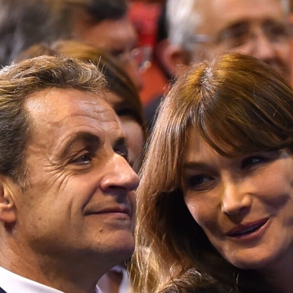 Nicolas Sarkozy et sa femme Carla Bruni-Sarkozy très complices lors d'un meeting à Marseille, le 27 octobre 2016.