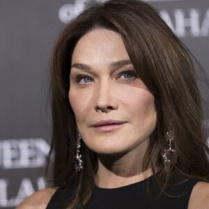 Carla Bruni-Sarkozy lors du photocall de la présentation de la collection Chopard ''The Queen of Kalahari'' au théâtre du Châtelet à Paris, le 21 janvier 2017.