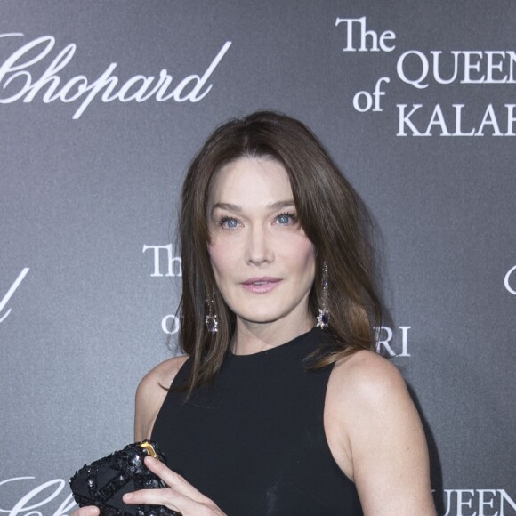 Carla Bruni-Sarkozy lors du photocall de la présentation de la collection Chopard ''The Queen of Kalahari'' au théâtre du Châtelet à Paris, le 21 janvier 2017.