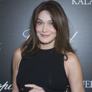 Carla Bruni-Sarkozy lors du photocall de la présentation de la collection Chopard ''The Queen of Kalahari'' au théâtre du Châtelet à Paris, le 21 janvier 2017.