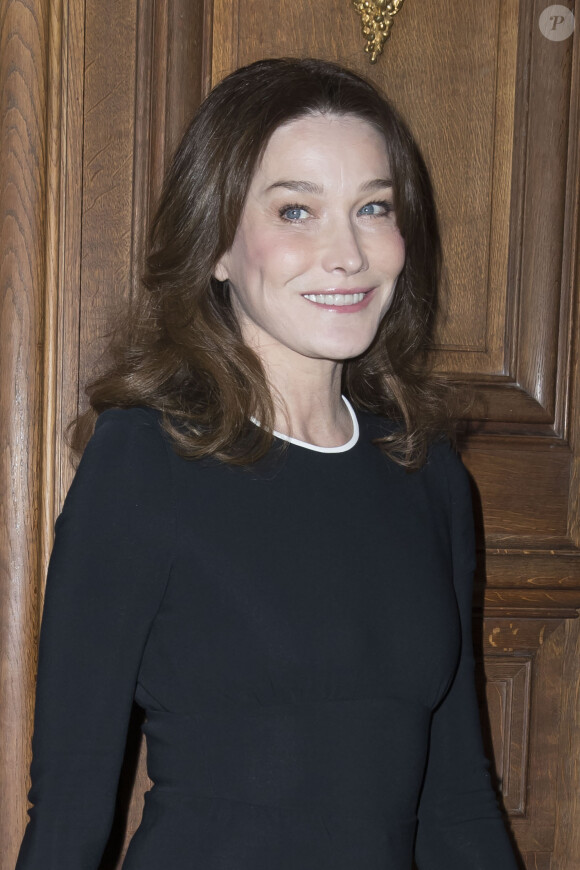 Carla Bruni-Sarkozy au photocall du défilé de mode Hommes Automne-Hiver 2017/2018 "Givenchy" à Paris le 20 janvier 2017.