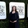 Saffron Burrows, enceinte, sur le tapis rouge des 74e Golden Globes à Los Angeles le 8 janvier 2017. L'actrice a accouché le 23 janvier d'une petite Daisy.