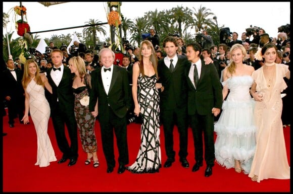 Jennifer Aniston, Brad Pitt, Saffron Burrows, Eric Bana, Orlando Bloom, Diane Kruger et Rose Byrne au Festival de Cannes 2004 lors de la montée des marches du film Troie.