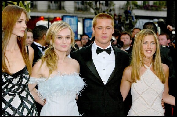 Saffron Burrows, Diane Kruger, Brad Pitt et Jennifer Aniston au Festival de Cannes 2004 lors de la montée des marches du film Troie.