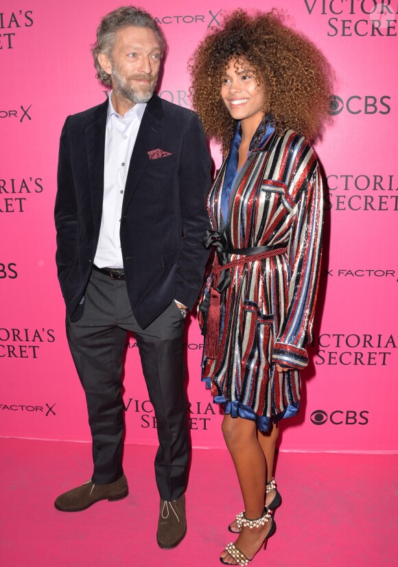 Vincent Cassel et sa compagne Tina Kunakey lors du photocall du Victoria's Secret Fashion 2016 au Grand Palais à Paris, France, le 30novembre 2016.