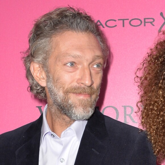 Vincent Cassel et sa compagne Tina Kunakey lors du photocall du Victoria's Secret Fashion 2016 au Grand Palais à Paris, France, le 30novembre 2016.