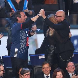 Patrick Bruel, Jean-Luc Reichmann et sa femme Nathalie, Pascal Obispo et sa femme Julie Hantson fêtent la victoire lors de la finale du mondial de handball, France - Norvège à l'AccorHotels Arena à Paris, France, le 29 janvier 2017. La France remporte le match 33-26. L'équipe de France décroche son 6ème titre mondial. © Cyril Moreau/Bestimage