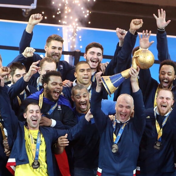 L'équipe de France de Handball célébre son titre mondial avec la coupe du monde lors du match de finale du mondial de handball, France - Norvège à l'AccorHotels Arena à Paris, France, le 29 janvier 2017. La France remporte le match 33-26. L'équipe de France décroche son 6ème titre mondial. © Cyril Moreau/Bestimage