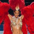 Iris Mittenaere (Miss France 2016) dans un costume ultra sexy de danseuse du Moulin Rouge lors de l'élection de Miss Univers 2017 à la salle omnisports Mall of Asia Arena à Pasay, Chili, le 26 janvier 2017.