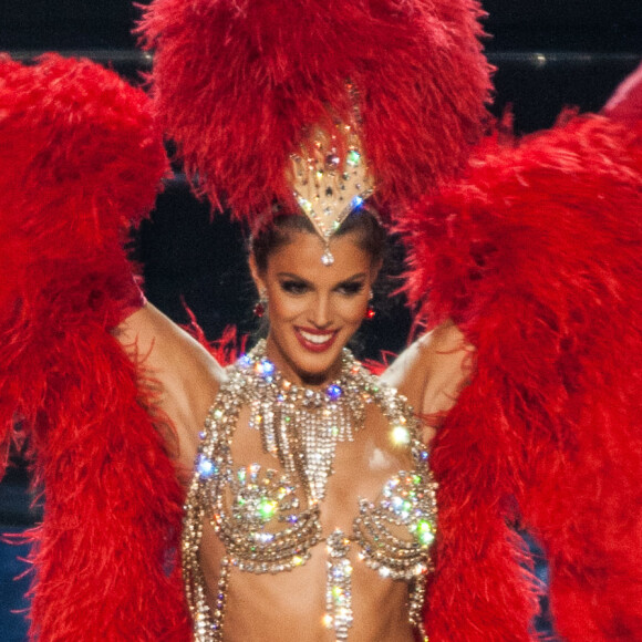 Iris Mittenaere (Miss France 2016) dans un costume ultra sexy de danseuse du Moulin Rouge lors de l'élection de Miss Univers 2017 à la salle omnisports Mall of Asia Arena à Pasay, Chili, le 26 janvier 2017.