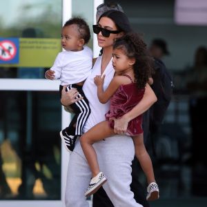 Kim Kardashian et ses deux enfants North et Saint West quittent le Costa Rica. Liberia, le 30 janvier 2017.