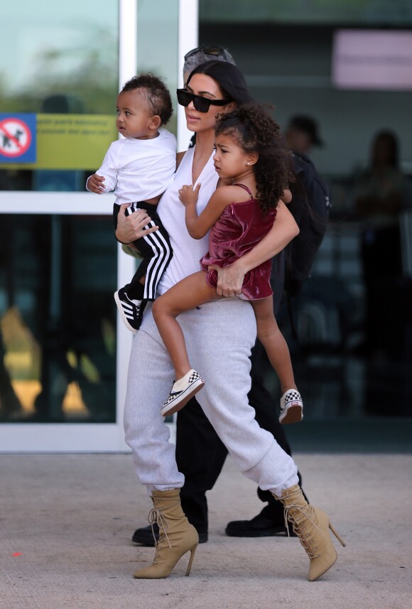 Kim Kardashian et ses deux enfants North et Saint West quittent le Costa Rica. Liberia, le 30 janvier 2017.