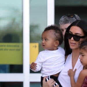 Kris Jenner, Kourtney, Kim Kardashian et leurs enfants, Khloé Kardashian, Kylie Jenner, Tyga et son fils King Cairo quittent le Costa Rica. Liberia, le 30 janvier 2017.