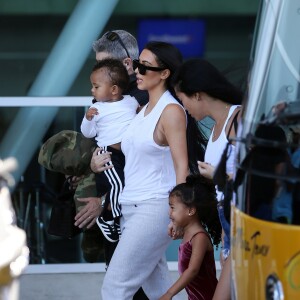 Kris Jenner, Kourtney, Kim Kardashian et leurs enfants, Khloé Kardashian, Kylie Jenner, Tyga et son fils King Cairo quittent le Costa Rica. Liberia, le 30 janvier 2017.